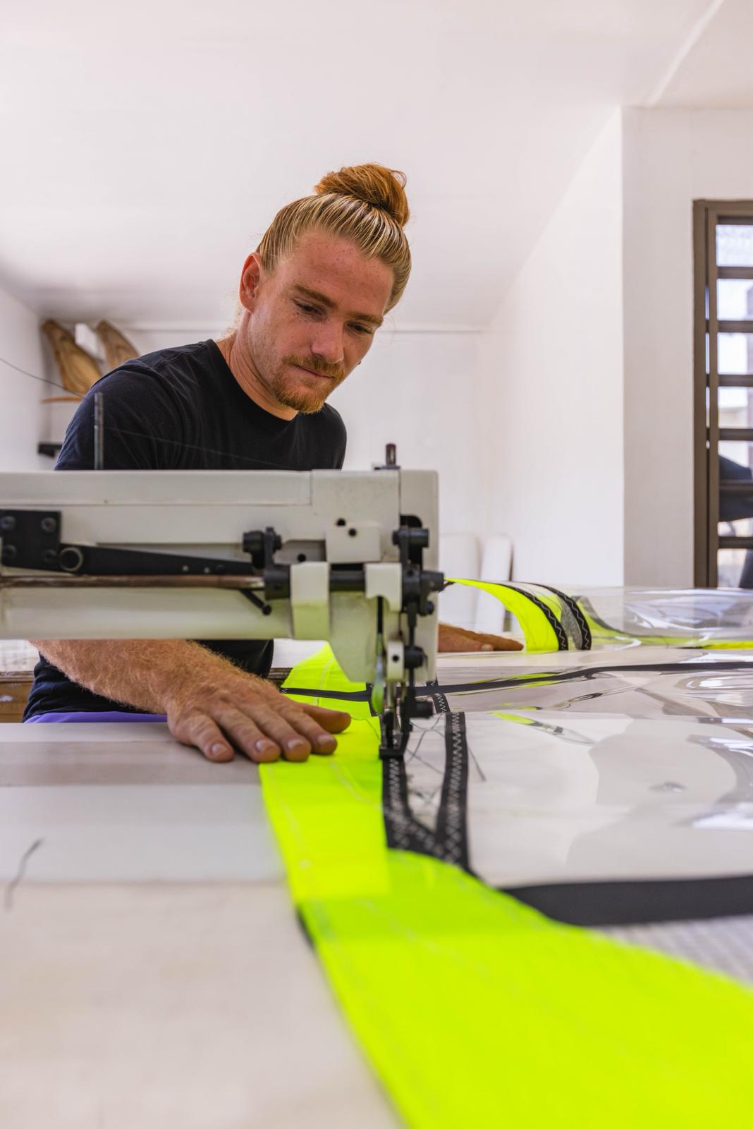 Sewing zigzag seams on a long-arm machine at the HeYYou workshop